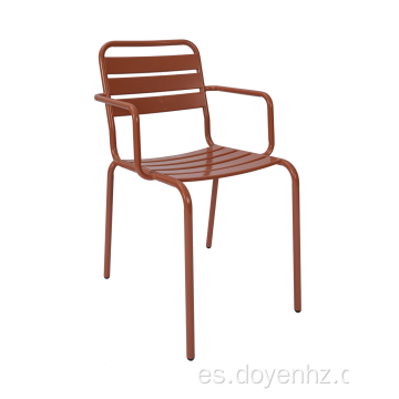 Sillón de listones de metal para exteriores